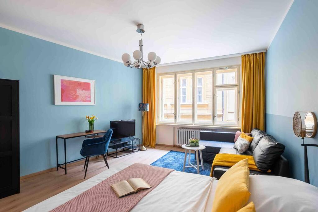Апартаменти Colourful Modern Flat / Balcony / Charles Bridge