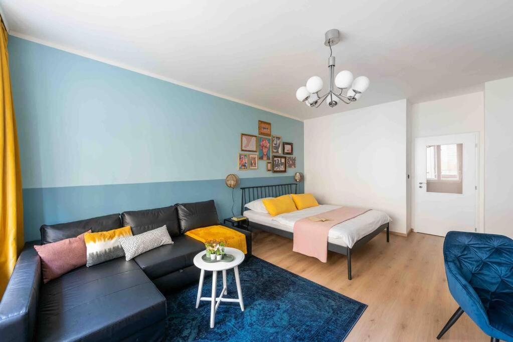 Colourful Modern Flat / Balcony / Charles Bridge Апартаменти Прага