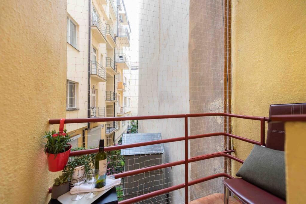 Colourful Modern Flat / Balcony / Charles Bridge דירה *